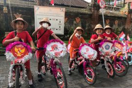 Pelajar di Denpasar rayakan HUT Kemerdekaan RI lewat pawai sepeda hias