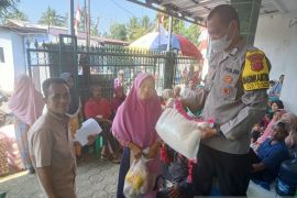 Petugas gabungan pantau penyaluran BPNT untuk ratusan warga