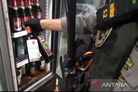 Polisi gerebek bengkel motor yang menjual minuman beralkohol