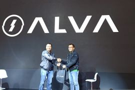 IMG dan SDCI beri edukasi berkendara motor listrik di GIIAS 2022