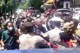 Unjuk rasa terkait PPDB 2022 di Makassar diwarnai kericuhan