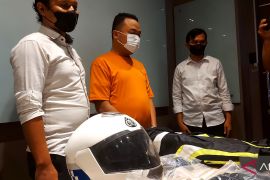 Seorang beratribut polisi yang berusaha menipu dengan menjual barang mewah akhirnya ditangkap