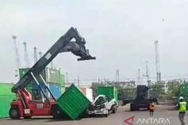 Seorang operator tewas tertimpa kontainer di BJTI Surabaya