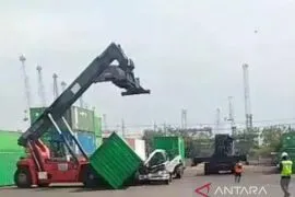 Seorang operator tewas tertimpa kontainer di BJTI Surabaya