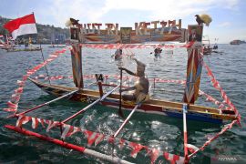 Bakamla bagikan 30 jaket penyelamat kepada nelayan Jayapura