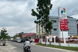 Antrean panjang pengguna BBM Solar di Pekanbaru bikin jalanan macet