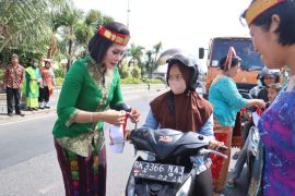 Kapolres dan Pj Wali Kota Tebing Tinggi bagi-bagi bendera dan stiker