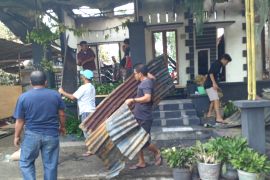 Satu unit rumah dan warung warga ludes terbakar api di Kota Solok