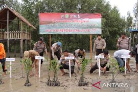 Cegah abrasi, Polres Meranti tanam seribu bakau di Pantai Tanjung Motong
