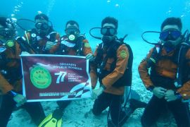 Basarnas kibarkan bendera merah putih bawah laut, meriahkan HUT ke-77 RI