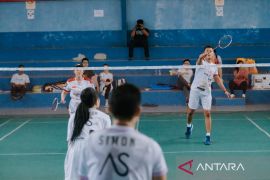 Lomba bulutangkis ganda suami-istri meriahkan HUT Kemerdekaan RI