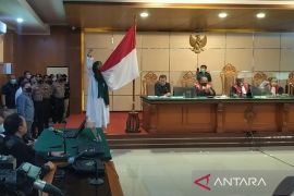 Divonis 6 bulan penjara, Bahar Smith cium bendera Merah Putih