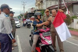 Sambut HUT RI, Pemkab Aceh Selatan bagikan bendera merah putih