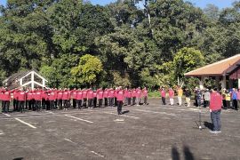 Seratusan pendaki bersiap laksanakan upacara di puncak Gunung Arjuno