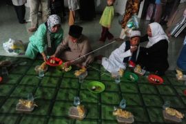 Tradisi 10 Muharram di Masjid Suro Palembang Page 1 Small