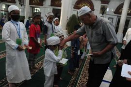 Tradisi 10 Muharram di Masjid Suro Palembang Page 2 Small