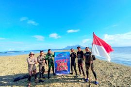 HUT ke-77 RI, komunitas penyelam Situbondo bentangkan spanduk "Stop Bom Ikan"