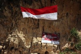 Peringati HUT ke 77 RI, Bendera merah putih raksasa berkibar di tebing Lampuuk