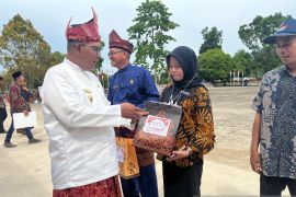 Bupati KKU beri bingkisan warga  yang juga sama HUT RI