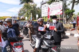 Wali Kota Solok bagikan bendera Merah Putih ke masyarakat