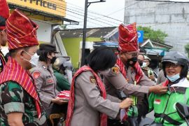 Semarak HUT RI ke-77, Polresta Deliserdang bagikan bendera kepada pengendara motor