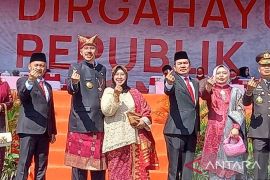 Pj Gubernur Babel gunakan pakaian tenun cual saat pimpin upacara HUT RI