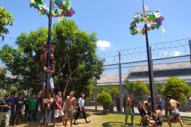 Jalani hukuman , napi di Bengkulu tetap asyik ikut lomba panjat pinang