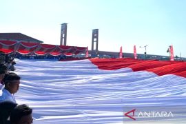 Kemerdekaan RI - Wali Kota Palembang Harnojoyo bentangkan Bendera Merah Putih raksasa
