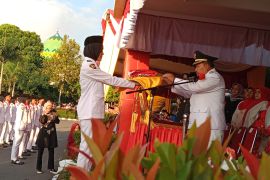 Warga Lubukbasung Agam saksikan upacara penurunan bendera