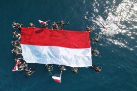 Kompol "Shah Rukh Khan" pimpin pengibaran bendera di bawah Laut Berau