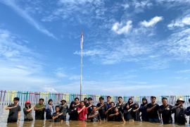 Pengelola Wisata Sungai Kupah gelar upacara di muara berlumpur