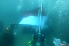 Pengibaran bendera Merah Putih di bawah laut Banyuwangi