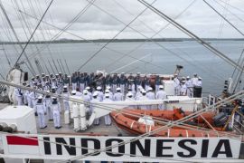 Kemerdekaan RI - Upacara HUT ke-77  Kemerdekaan RI di gladak KRI Bima Suci di Tual Maluku Page 2 Small