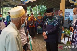 Petani gagal panen di HSS terima bantuan beras
