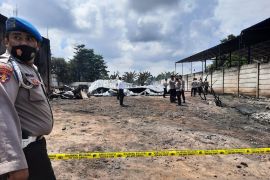 Propam Polda Jambi memeriksa pamen terkait kebakaran gudang minyak