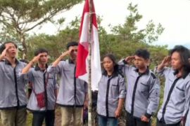 Mahasiswa KKN Unimed kibarkan bendera di  "Delleng Simpoon' puncak tertinggi di Pakpak Bharat