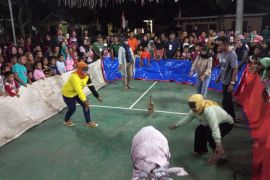 Meriahkan HUT ke-77 RI, lomba tangkap bebek dengan mata tertutup undang gelak tawa penonton