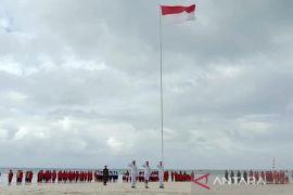 Warga KKB Malra peringati HUT RI sambil promosi pariwisata pasir putih Pantai Matwaer