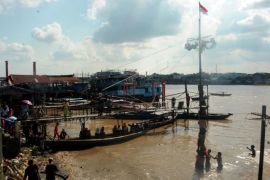 Lomba Panjat Pinang di Bantaran Sungai Musi Page 2 Small