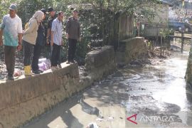 Bupati Kotabaru pantau pembersihan sampah di sungai