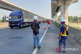Pengguna Tol Japek diminta waspada macet imbas perbaikan jembatan