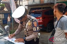 Satlantas Polres OKU tilang kendaraan antre beli BBM di SPBU