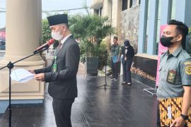 Hakim dan pegawai PN Tanjungkarang serahkan sembako ke panti asuhan