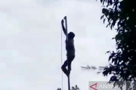 Aksi heroik guru honorer panjat tiang bendera pada peringatan HUT RI