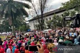 Warga berkerumun di lokasi acara Puncak HUT Jabar, sebagian tidak patuhi prokes