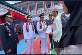 Kotabaru Regent hands over remission on Independence Day