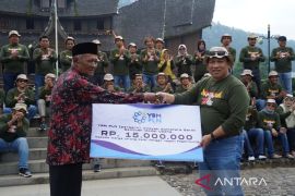 Dukung ekonomi warga sekitar istano Pagaruyung, YBM PLN salurkan bantuan modal usaha