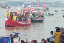Warga Palembang Antusias Saksikan Lomba Kapal Hias di Sungai Musi Page 2 Small
