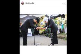 Gubernur Khofifah jadi inspektur upacara pemberangkatan jenazah ayahanda Emil Dardak