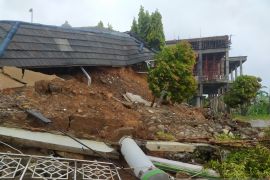 Akibat hujan deras pondasi masjid roboh
